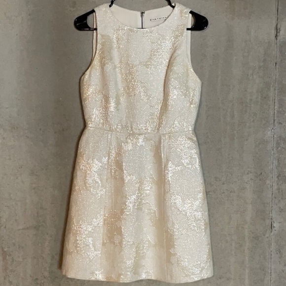 Alice + Olivia Mea Lantern Gold/Cream Shift Dress.  Size 4 - Picture 12 of 12